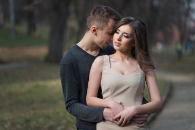 Genç çift sarılıyor.