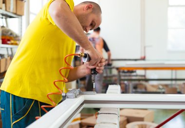 Matkap aracı ile çalışan adam