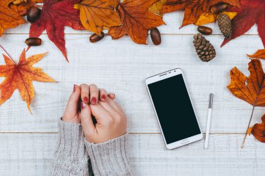 rustik ahşap masa üzerinde eller