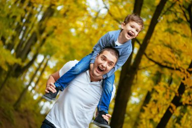 küçük çocuk babası boyun üzerinde oturan