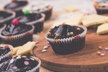 Lezzetli çikolatalı kekler. 