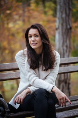 tahta bankta oturan kadın