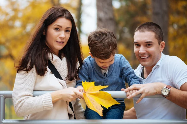 Famille s'amuser dans le parc d'automne — Photo