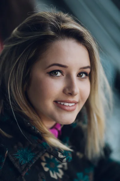 Sorrindo atraente jovem mulher — Fotografia de Stock