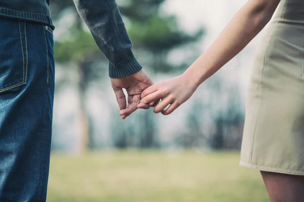 Jong paar hand in hand — Stockfoto