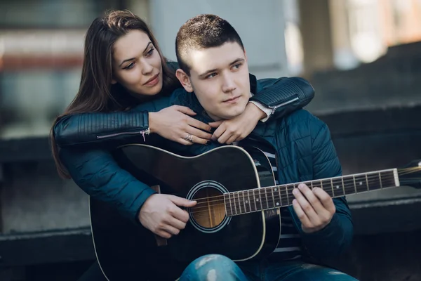 Ung man spelar gitarr — Stockfoto