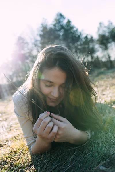 Jong meisje liggen op gras — Stockfoto