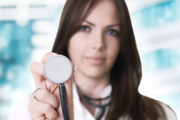 Sjuksköterska hand innehav stetoskop — Stockfoto