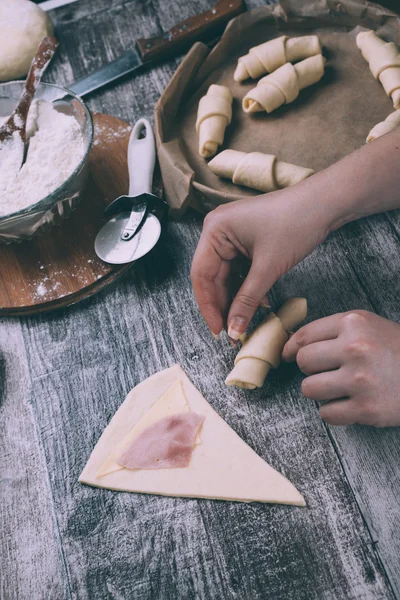 Manos haciendo rollos con jamón — Foto de Stock