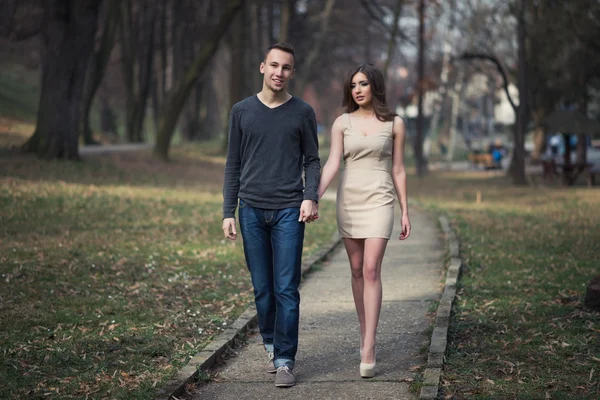 秋の公園で歩く若いカップル — ストック写真