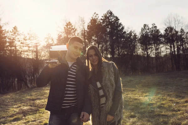 Jeune couple marchant au parc d'automne — Photo