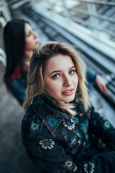 Twee lachende jonge vrouwen — Stockfoto