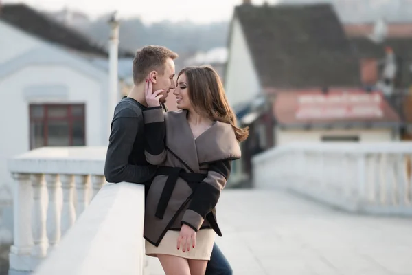 Jeune couple debout sur le pont — Photo