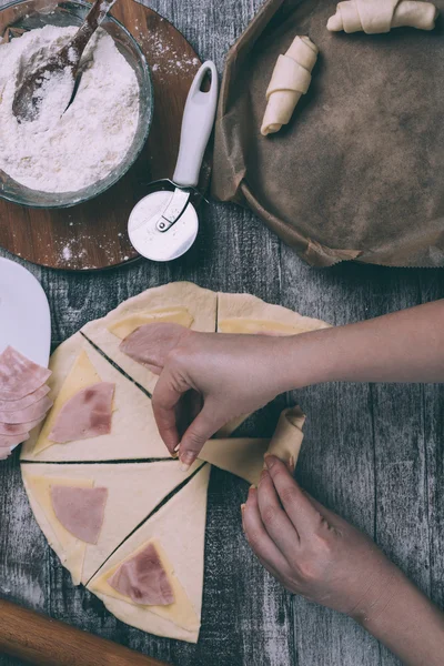 Manos haciendo rollos con jamón — Foto de Stock