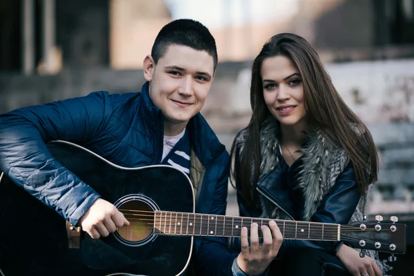 Jeune couple souriant avec guitare — Photo