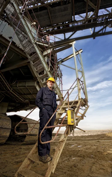 Man standing near bucket wheel excavator — Stock Photo, Image