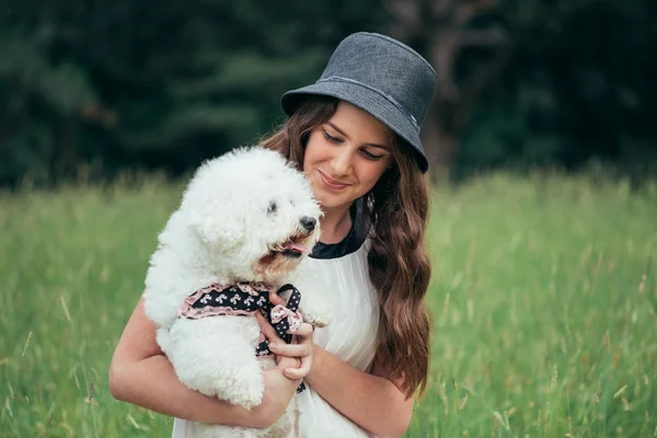 Девочка-подросток, держащая собаку на руках — стоковое фото