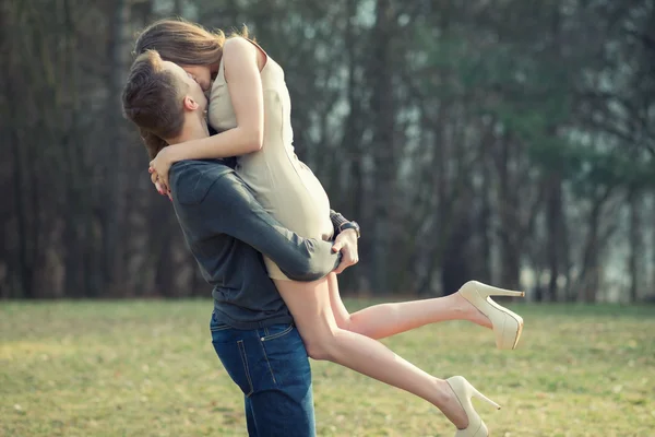 Joven sosteniendo a su novia en las manos — Foto de Stock