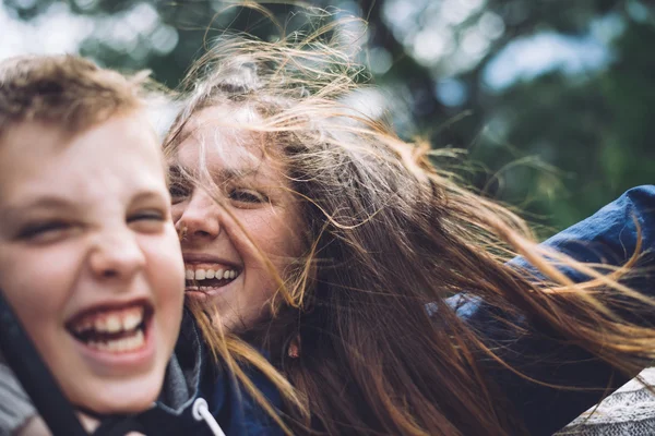 Sorrindo mãe e filho — Fotografia de Stock