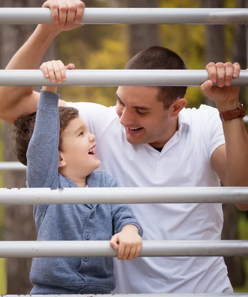 Père jouant avec son fils — Photo