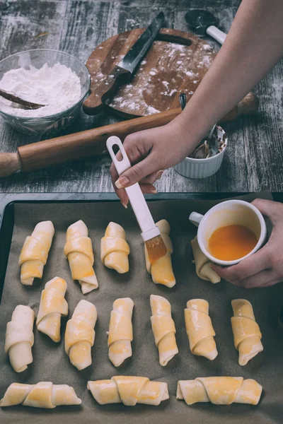 Mujer cocinar croissants — Foto de Stock