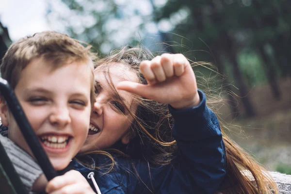 Sorrindo mãe e filho — Fotografia de Stock