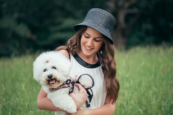 Девочка-подросток, держащая собаку на руках — стоковое фото
