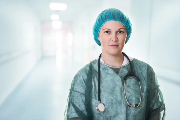 Médecin souriant avec stéthoscope — Photo