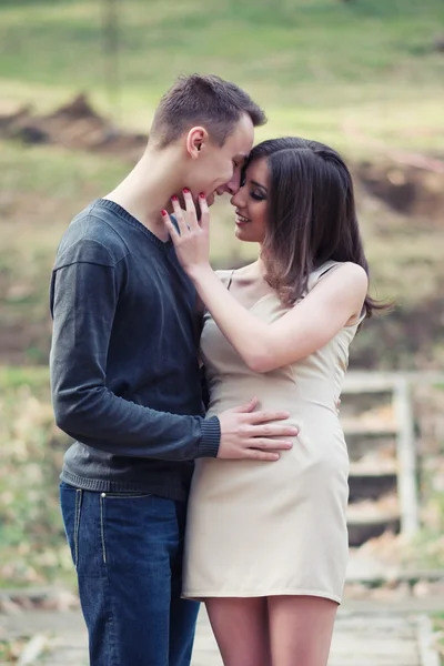 Jovem casal abraço — Fotografia de Stock