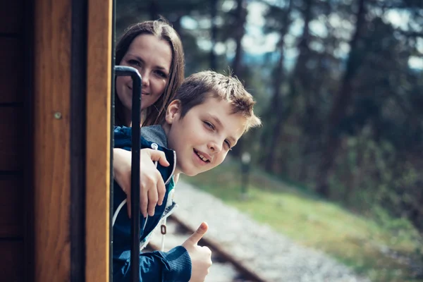 Famille regardant vieux train — Photo