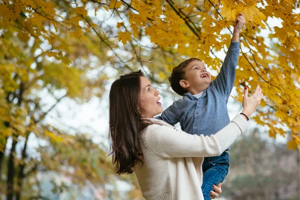 Mãe segurando seu filho nos braços — Fotografia de Stock