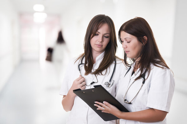 две медсестры в черной папке
