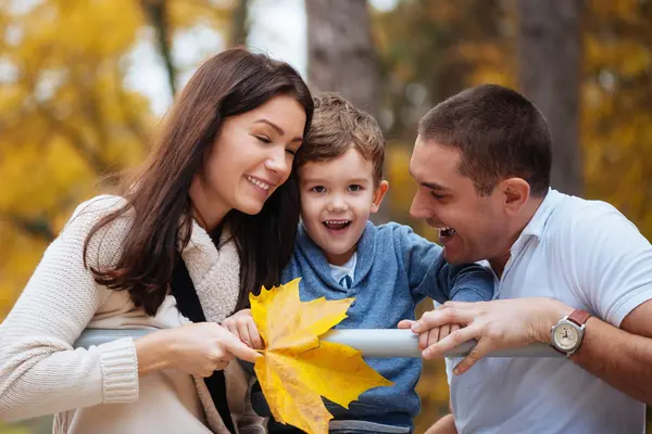 Familie plezier in herfst park — Stockfoto