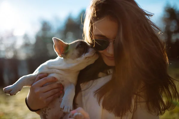 Meisje in zonnebril spelen met puppy — Stockfoto