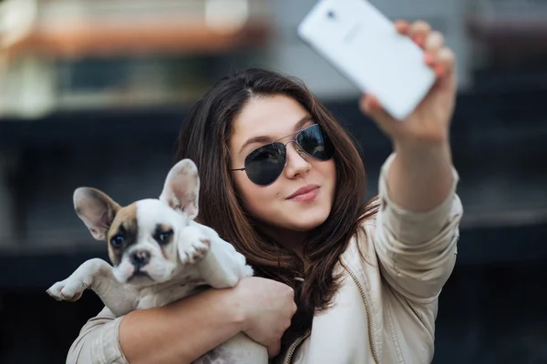 Flicka i solglasögon att göra självporträtt — Stockfoto