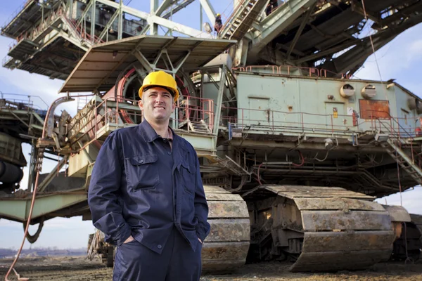 kova tekerlekli ekskavatör duran adam