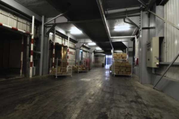 Karton yığını ile yeraltı koridor — Stok fotoğraf