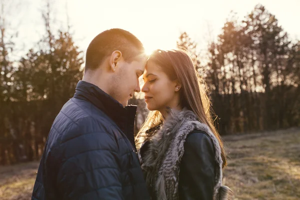 Jeune couple se regardant — Photo