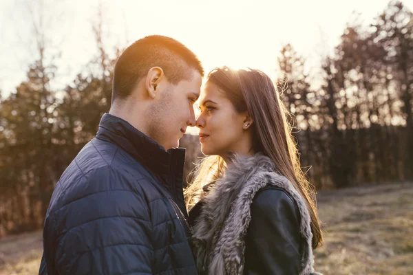 Jeune couple se regardant — Photo