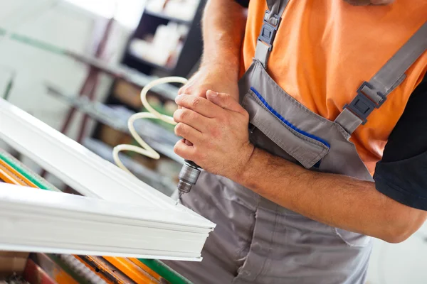 Mannelijke werknemer werkt met boor gereedschap — Stockfoto