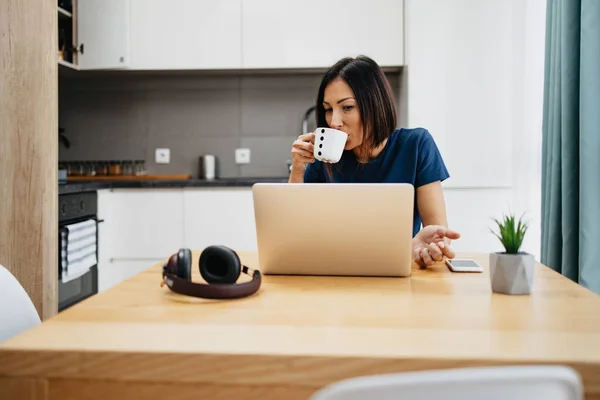 Atractiva Feliz Mujer Freelancer Mediana Edad Está Trabajando Desde Casa —  Fotos de Stock