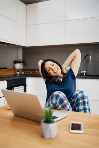 Atractiva Feliz Mujer Freelancer Mediana Edad Está Trabajando Desde Casa —  Fotos de Stock