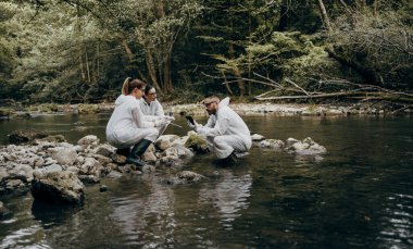 Bilim adamları ve biyologlardan oluşan bir ekip bakteri ve virüsün doğal içme suyu kaynaklarından yayılma olasılıklarını araştırıyor..