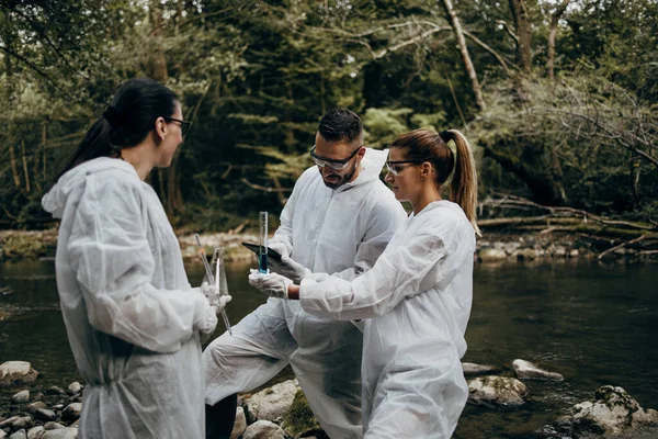 Equipe Cientistas Biólogos Que Pesquisam Possibilidades Propagação Bactérias Vírus Através — Fotografia de Stock