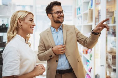 Genç bir iş adamı çekici bir kadın eczacıyla konuşurken eczanede uyuşturucu seçip alıyor. Uzman tavsiyelerinde ona yardım ediyor..