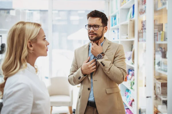 Giovane Uomo Affari Che Sceglie Acquista Farmaci Una Farmacia Mentre — Foto Stock