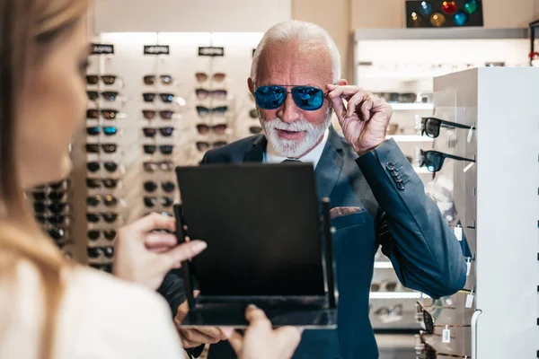 Elegante Hombre Negocios Senior Eligiendo Comprando Gafas Sol Tienda Óptica — Foto de Stock