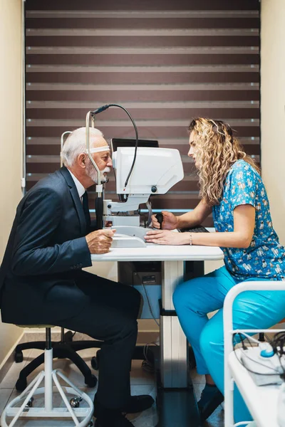 Elegante Uomo Anziano Barbuto Trattamento Oftalmologico Medico Oftalmologo Che Controlla — Foto Stock