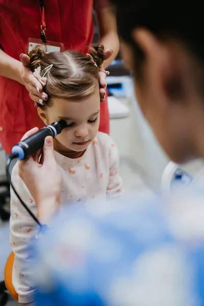 Mooi Schattig Klein Meisje Dat Oogheelkundige Behandeling Krijgt Dokter Oogarts — Stockfoto