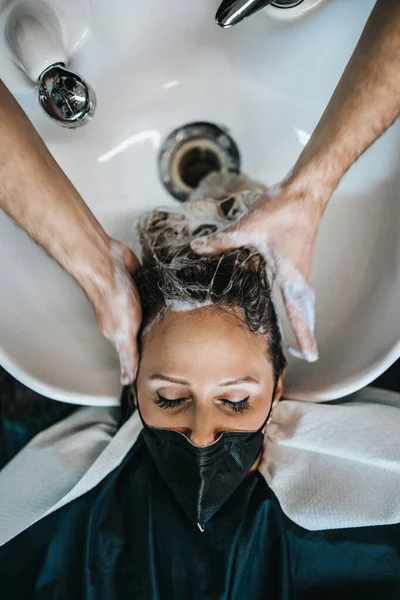 Cabeleireiro Lavar Cabelo Uma Bela Jovem Mulher Adulta Salão Cabeleireiro — Fotografia de Stock